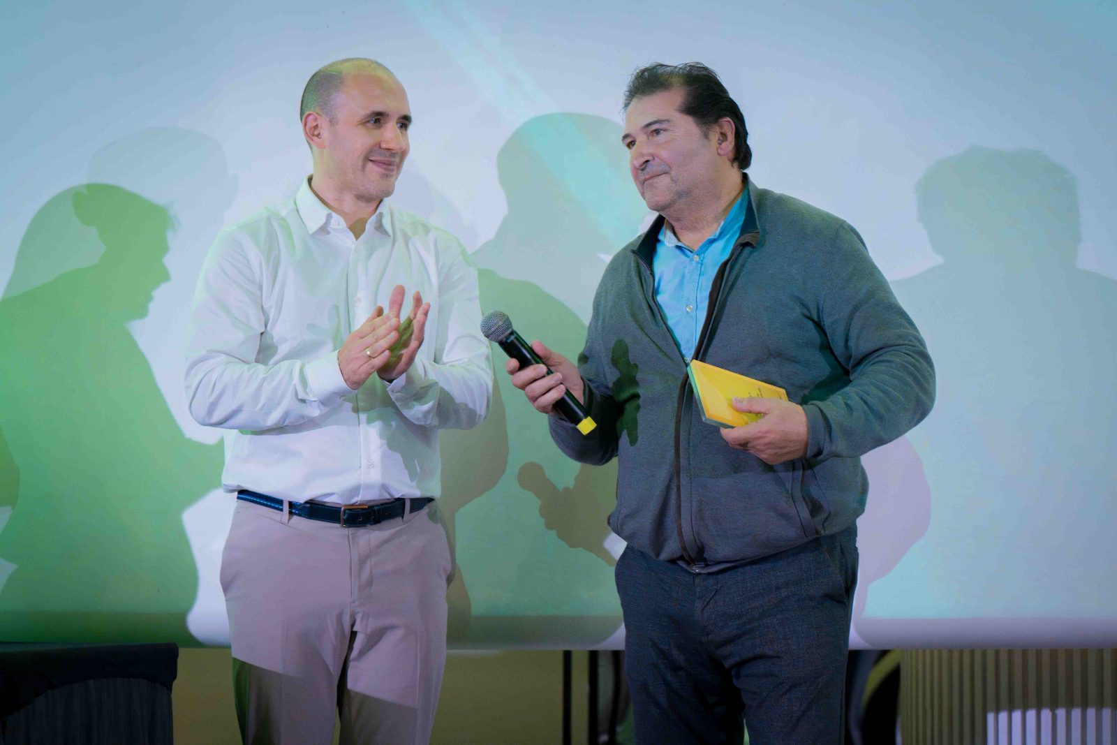 Premiado con micrófono