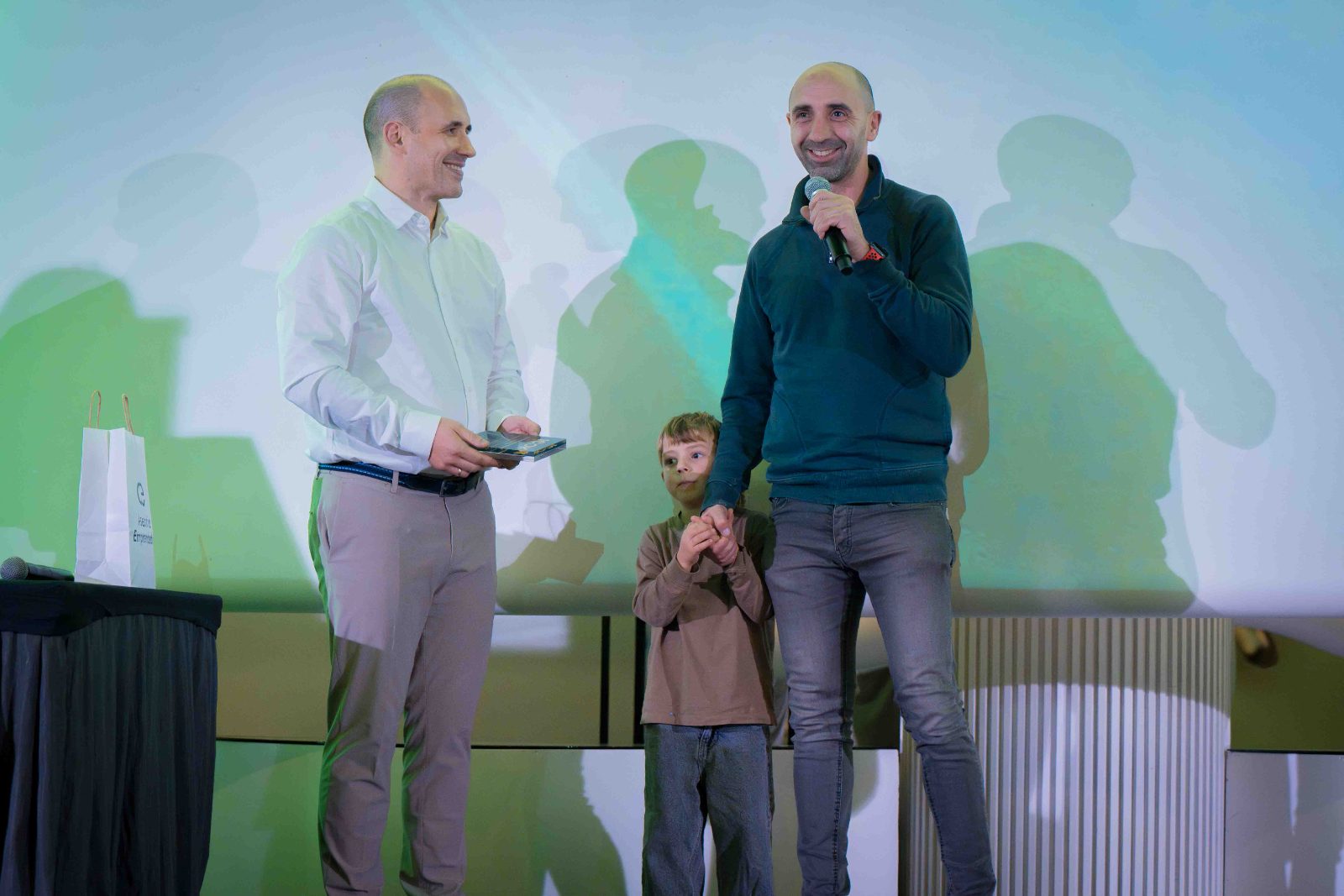 Premiado con su hijo en el escenario