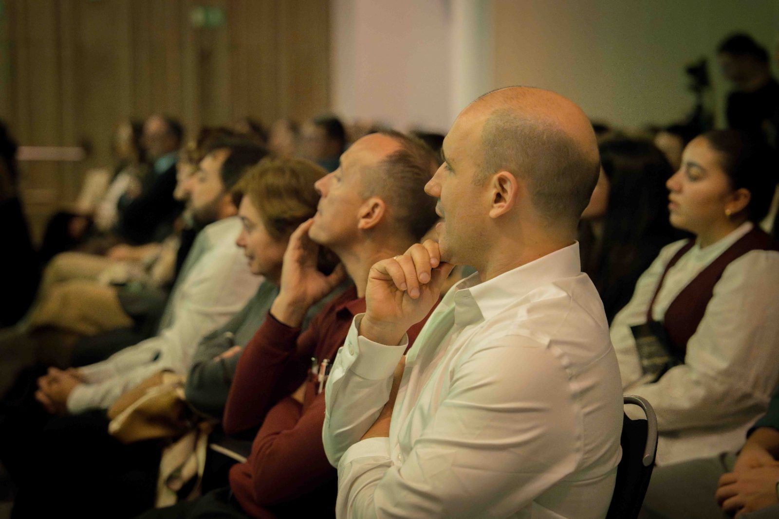 Público atento a la ponencia