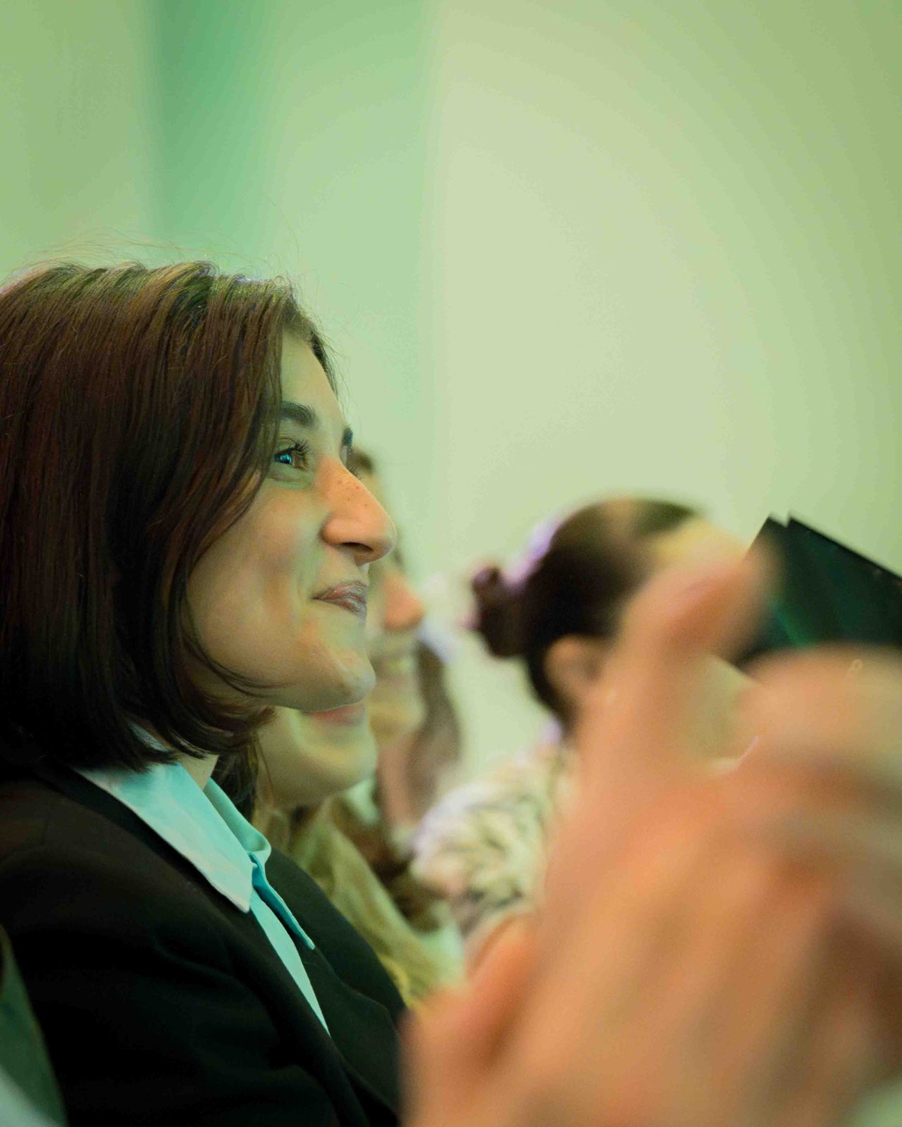 Asistente sonriendo